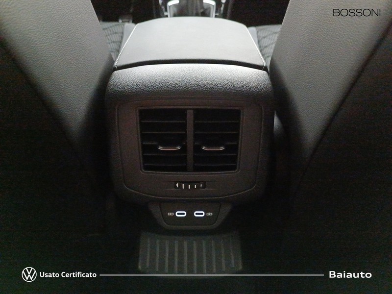 13 - Volkswagen T-Roc 1.0 tsi 110cv r line