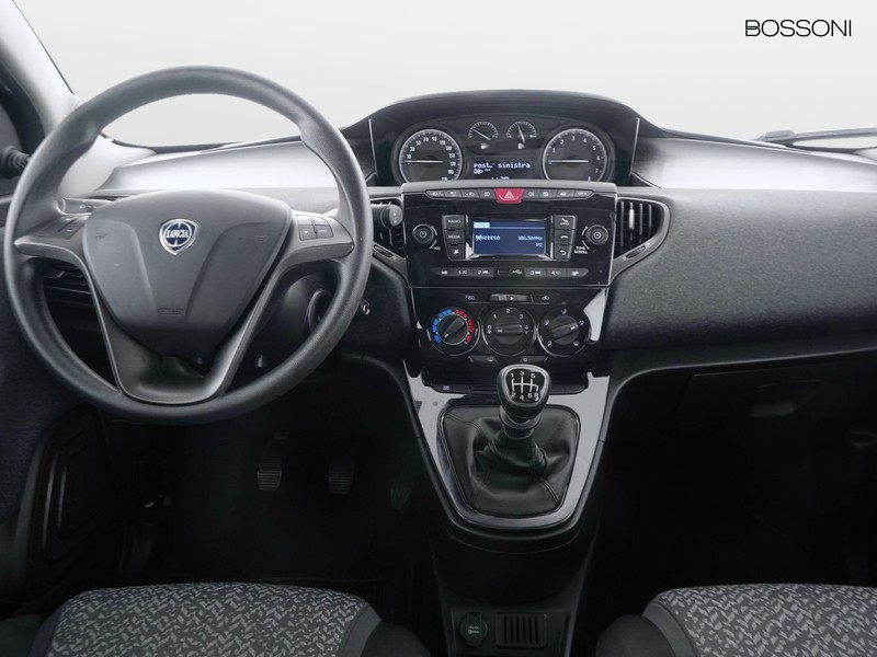 7 - Lancia Ypsilon 1.0 firefly hybrid 70cv silver s&s 5p.ti