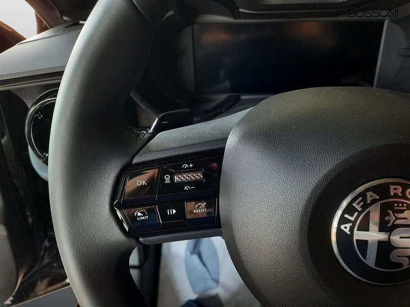 13 - Alfa Romeo Junior 1.2 hybrid 145cv ibrida edct6