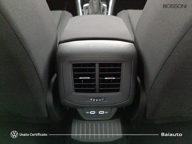 13 - Volkswagen T-Roc 2.0 tdi scr 150cv life dsg