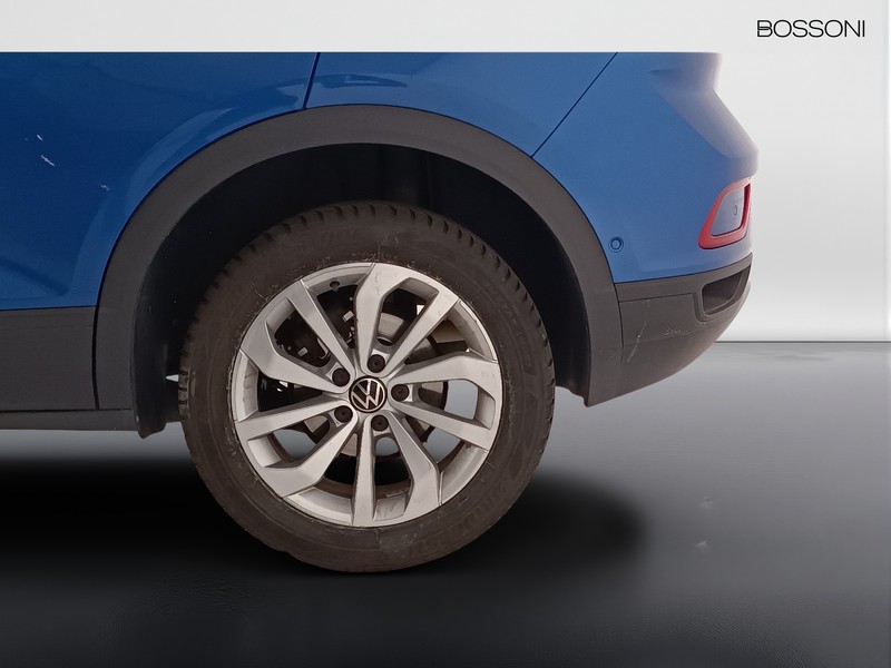 13 - Volkswagen T-Roc 1.0 tsi 110cv life