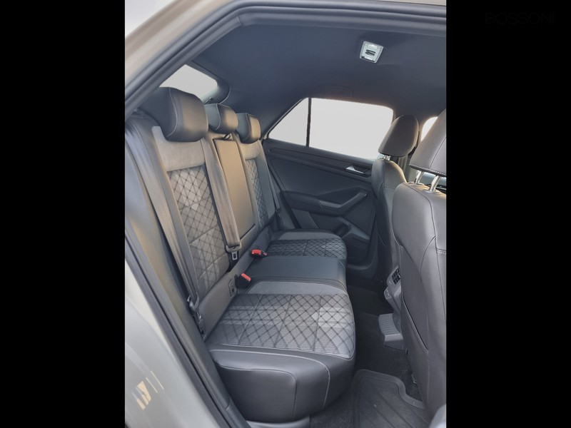 13 - Volkswagen T-Roc 1.0 tsi 110cv r line