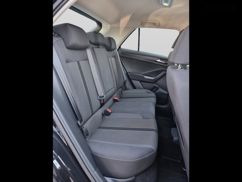 13 - Volkswagen T-Roc 1.5 tsi act life dsg