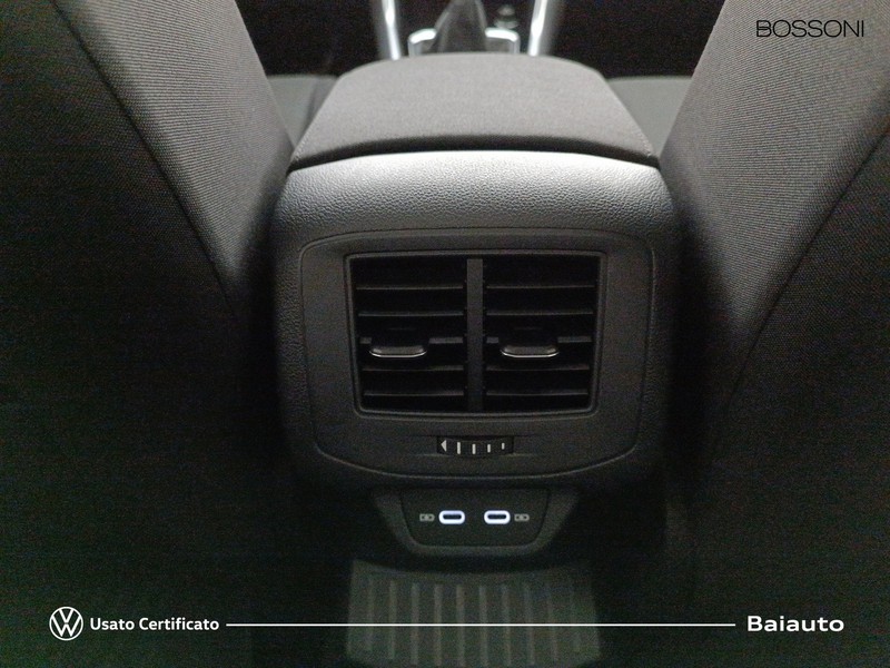 13 - Volkswagen T-Roc 2.0 tdi scr 115cv life