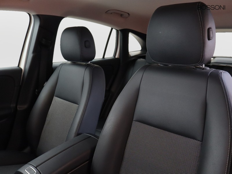 7 - Mercedes GLA 180 d business 8g-dct