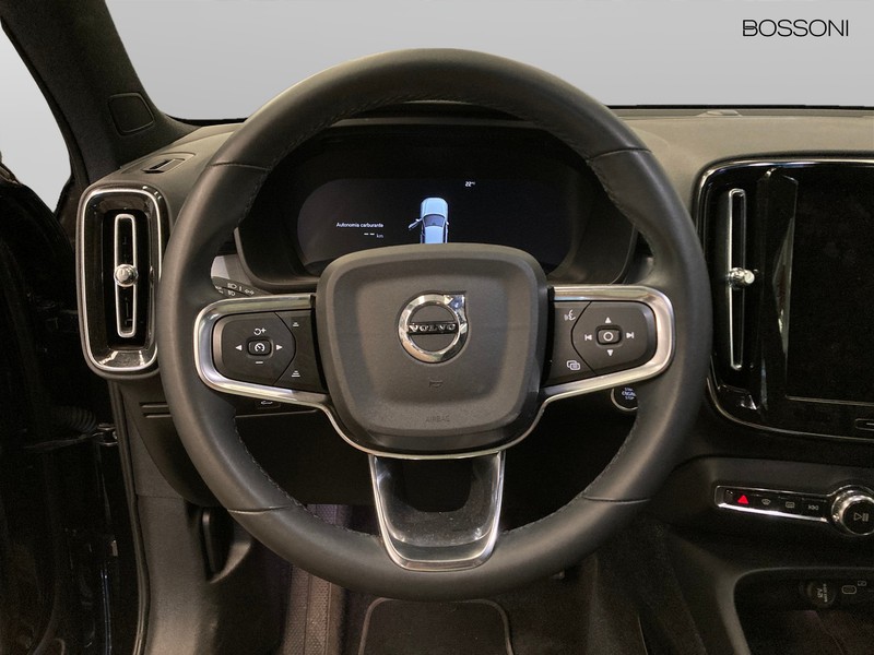 13 - Volvo XC40 2.0 b3 core automatico