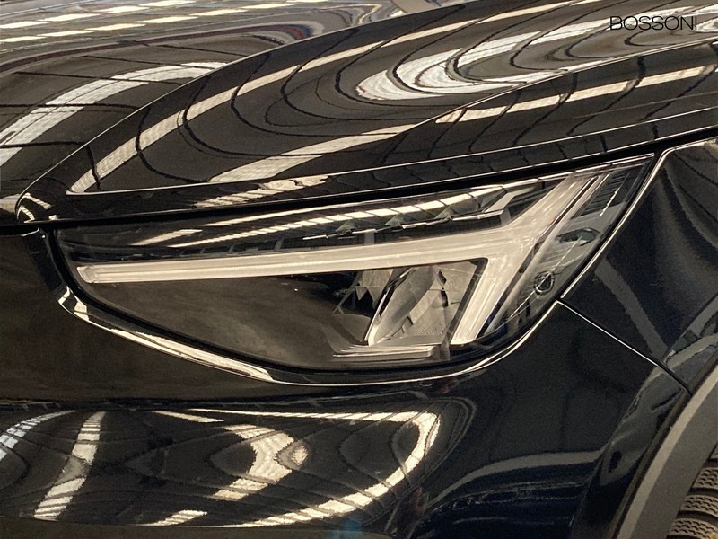 19 - Volvo XC40 2.0 b3 core automatico