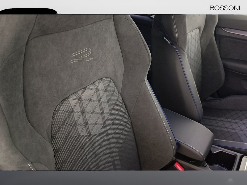 25 - Volkswagen Golf 1.5 etsi act 115cv r-line plus