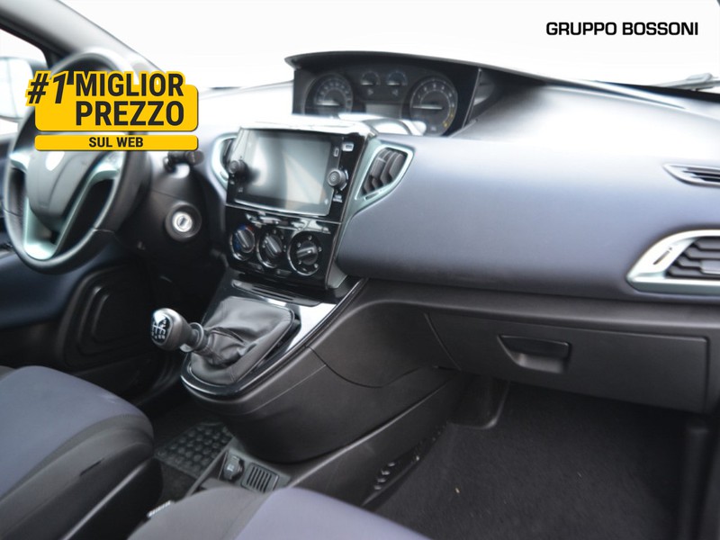 7 - Lancia Ypsilon 1.0 firefly hybrid 70cv platino s&s