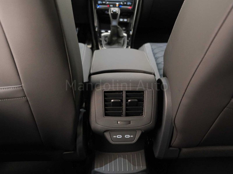 37 - Volkswagen T-Roc 1.0 tsi 110cv r line