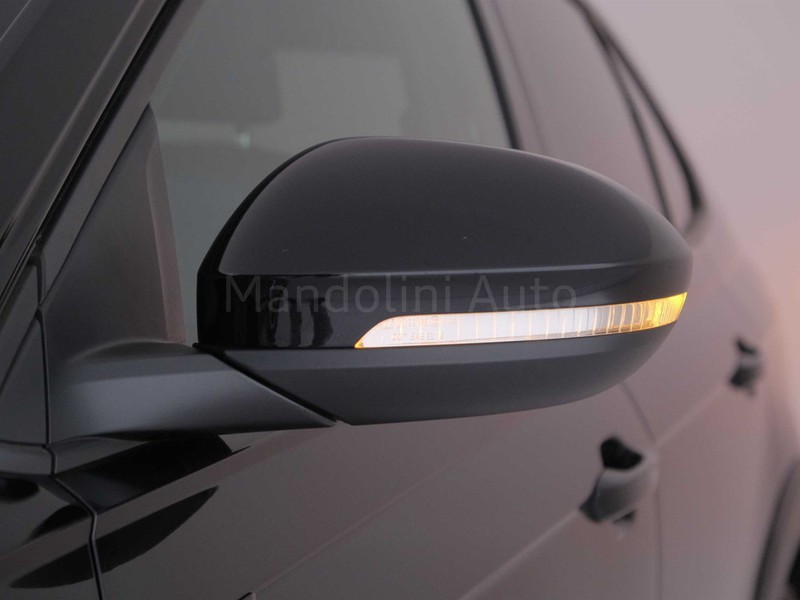 37 - Volkswagen Taigo 1.0 tsi 110cv r-line