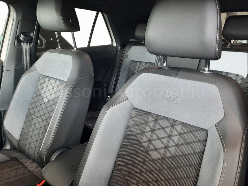 13 - Volkswagen T-Roc 1.5 tsi act r line dsg